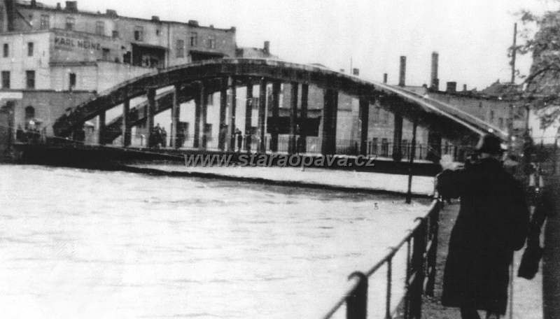 1940 (6).jpg - Povodně 1940 - tehdejší lávka u Bludičky, zničená v závěru II.světové války.